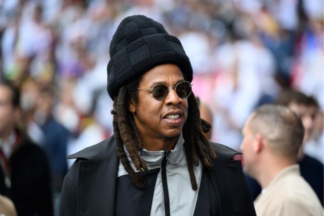 Rapper Jay-Z steht im Stadion.