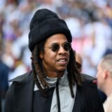 Rapper Jay-Z steht im Stadion.