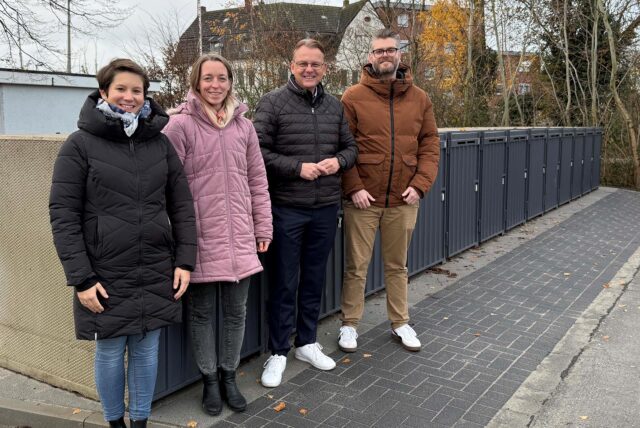 Von links nach rechts: Britta Purfürst, Julia Bramkamp, Bürgermeister Thomas Orlowski und Jan Schimmelpfennig