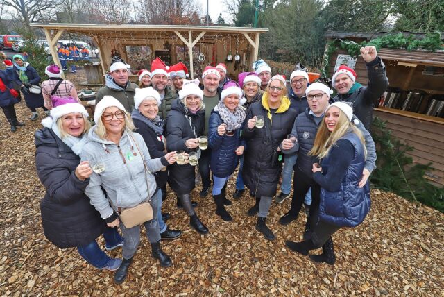 Frauen und Männer beim Weihnachtsmarkt in Warmen.