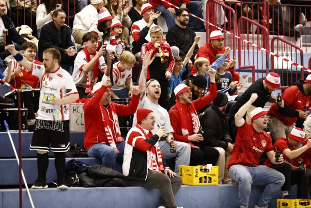 Die Fußballer von TuRa Bergkamen verfolgten das Handballderby gegen den SuS Oberaden und peitschen die Mannschaft zum Sieg.