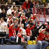 Die Fußballer von TuRa Bergkamen verfolgten das Handballderby gegen den SuS Oberaden und peitschen die Mannschaft zum Sieg.