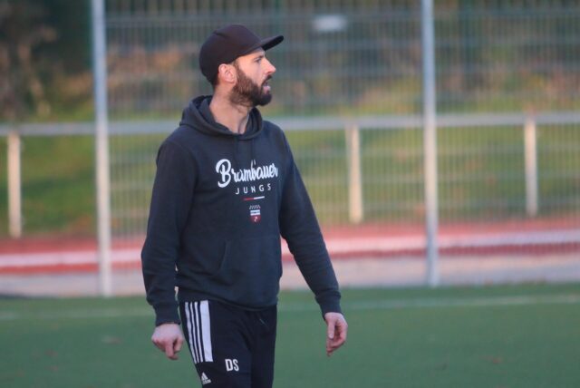David Sawatzki steht am Spielfeldrand.