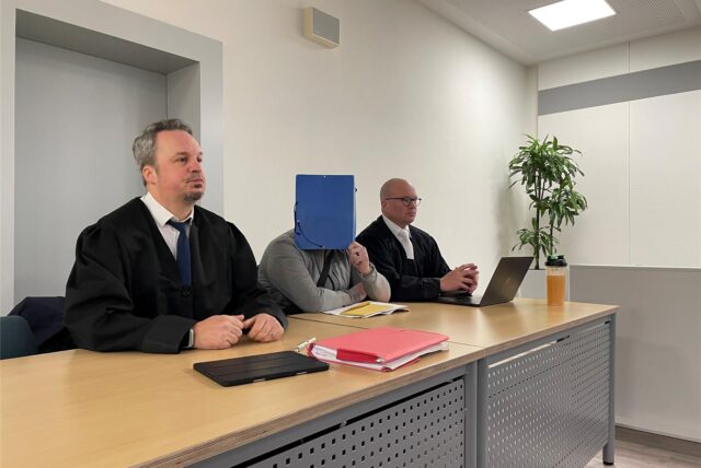 Bild aus dem Saal des Amtsgerichtes. Der angeklagte Pfarrer sitzt zwischen seinen Verteidigern Wolfgang Kutsch (links) und Sacha Böttner (rechts).