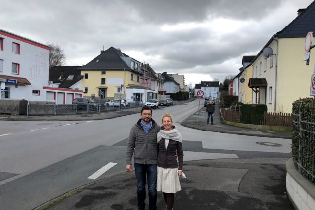 Hier könnte jeweils ein Baum gepflanzt werden, finden Stephan und Sabine Cramer. Das Ehepaar schaute sich zusammen mit Königsborns Ortsvorsteher Burkhard Böhnisch (im Hintergrund) die Situation an der Kornstraße an.