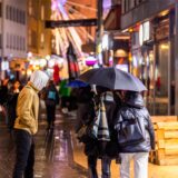 Passanten gehen die Brückstraße entlang.