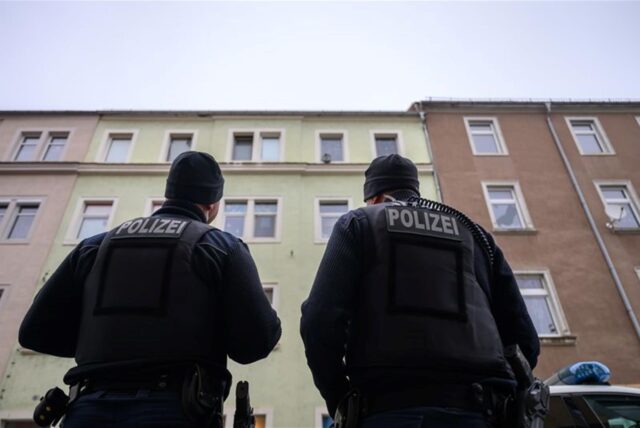 Polizisten sind im Einsatz bei dem mutmaßlichen Tötungsdelikt in Meißen.