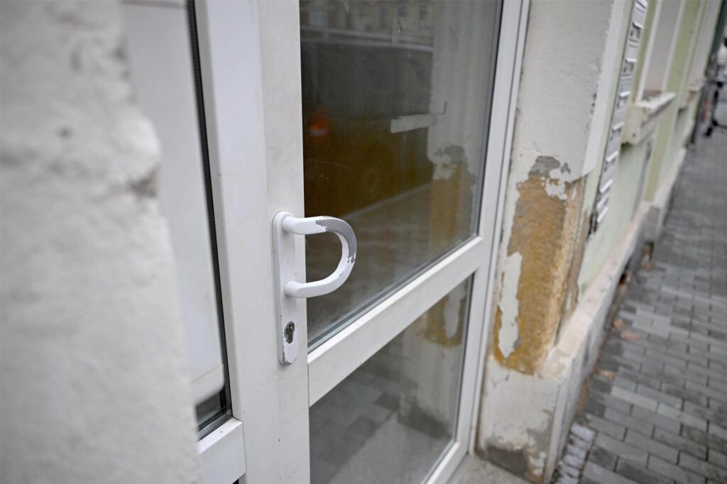Ein Blick auf einen Hauseingang von einem Mehrfamilienhaus in Meißen (Sachsen). Ein Blick auf einen Hauseingang von einem Mehrfamilienhaus in Meißen (Sachsen).