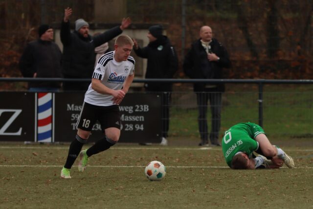 Foul von Dennis Balzer an Adrian Brusche nicht geahndet.