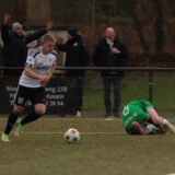 Foul von Dennis Balzer an Adrian Brusche nicht geahndet.