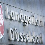 Die Aufschrift «Landgericht Düsseldorf» steht am Gebäude des Landgerichts.