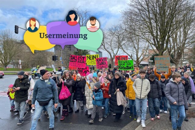 Gruppenfoto der Demonstrierenden, größtenteils Kinder. Darin per Bildmontage ein Symbol mit der Inschrift „Usermeinung“.