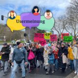 Gruppenfoto der Demonstrierenden, größtenteils Kinder. Darin per Bildmontage ein Symbol mit der Inschrift „Usermeinung“.