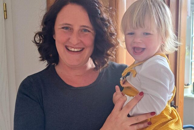 Rebecca Jannevers-Peters mit ihrer Tochter Lou (2).
