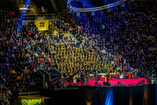 Blick auf die Bühne beim BVB-Weihnachtssingen 2024 im Signal Iduna Park in Dortmund.