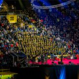 Blick auf die Bühne beim BVB-Weihnachtssingen 2024 im Signal Iduna Park in Dortmund.