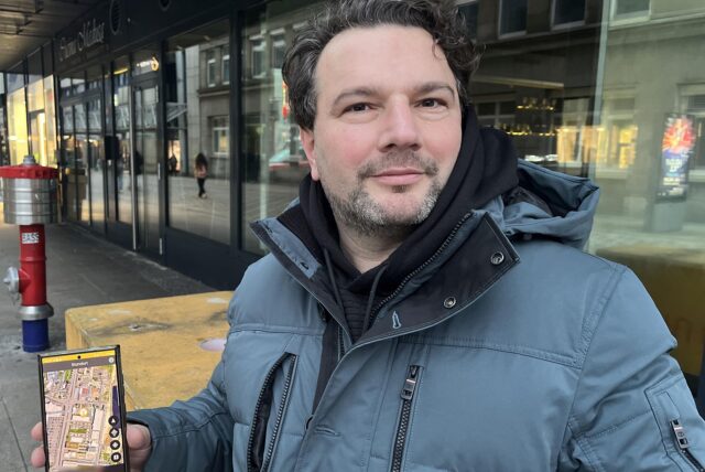 Üzeyr Tunç aus Dortmund zeigt die App „It’s my bike“ auf seinem Smartphone.
