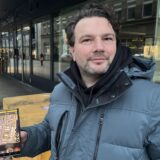 Üzeyr Tunç aus Dortmund zeigt die App „It’s my bike“ auf seinem Smartphone.