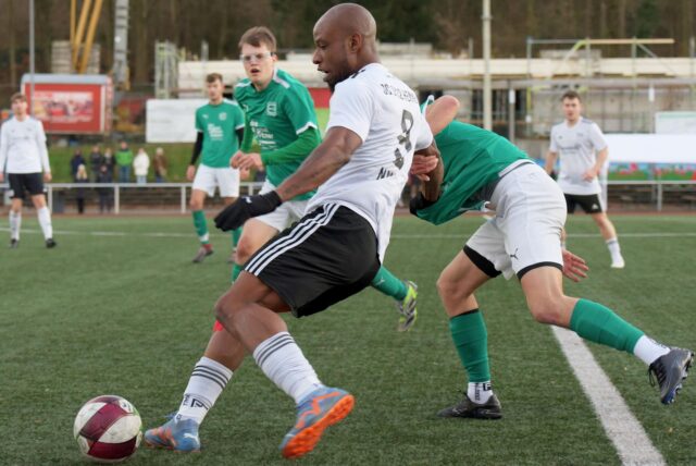 Kingsley Nweke für den SC Hennen am Ball.