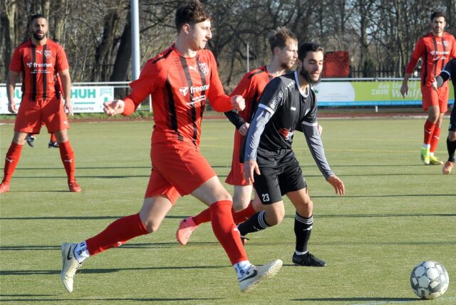 Ein Spieler der Holzpfosten Schwerte am Ball.