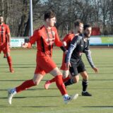 Ein Spieler der Holzpfosten Schwerte am Ball.