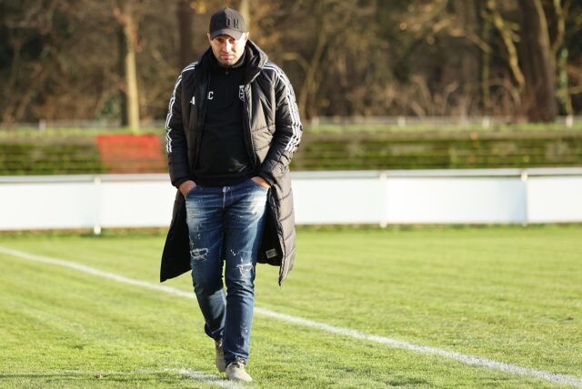 Hayrettin Celik geht am Spielfeldrand entlang.