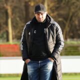 Hayrettin Celik geht am Spielfeldrand entlang.
