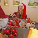 Glücksfee Clarissa Zabel zog die Gewinner der Weihnachtsrallye des Hellweger Anzeigers.