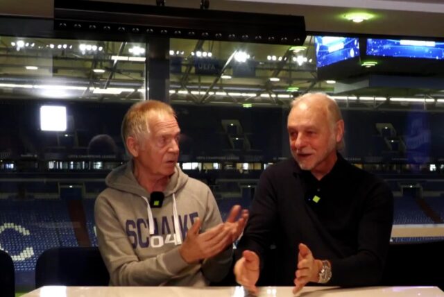 Sprechen über das Spiel gegen Paderborn: Fußball-Legende Rüdiger Abramczik und Bodo Menze, Vater der Knappenschmiede.