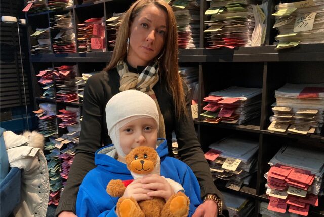 Conner (7) und seine Mutter Monique (33) vor Kanzlei-Akten