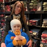Conner (7) und seine Mutter Monique (33) vor Kanzlei-Akten