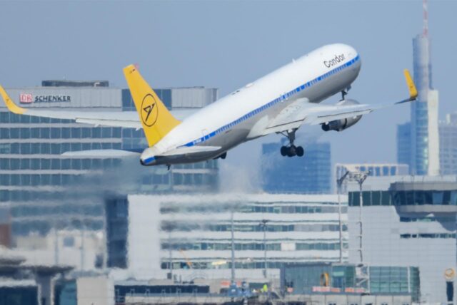 Ein Passagierflugzeug von Condor ist gerade gestartet (Symbolbild).