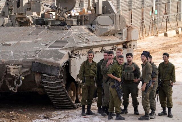 Israel greift laut Aktivisten massiv Militäreinrichtungen in Syrien an.