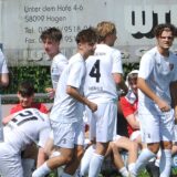 Die A-Junioren des SC Berchum/Garenfelds gehen zur Trinkpause an die Trainerbank.