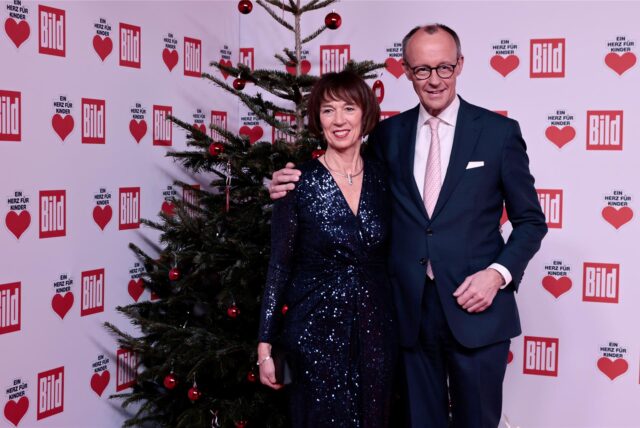 CDU-Bundesvorsitzender Friedrich Merz und Frau Charlotte kommen zur Spendengala „Ein Herz für Kinder“ auf dem Roten Teppich an.