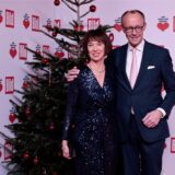 CDU-Bundesvorsitzender Friedrich Merz und Frau Charlotte kommen zur Spendengala „Ein Herz für Kinder“ auf dem Roten Teppich an.