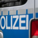 Das Wort „Polizei” ist auf einem Fahrzeug der Polizei zu sehen.