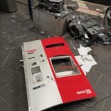 Ein zerstörter Fahrkartenautomat liegt auf einem Bahnsteig des Bahnhofs