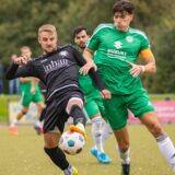 Zweikampf zwischen Mirco Gohr (VfL Kamen) und Damjan Ilic (Holzwickeder SC).