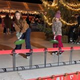 Einige Kinder zielen auf die Lattln der Eisfläche des Bergkamener Winterzaubers.