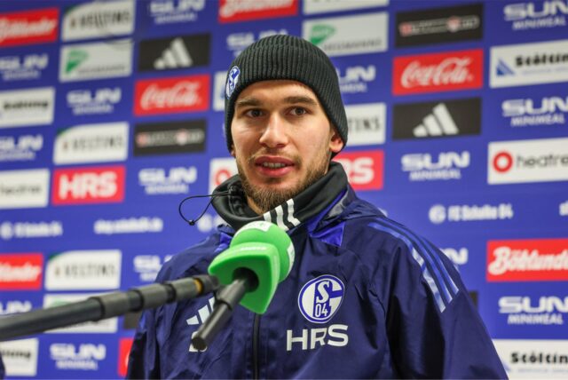 10.12.2024, Fussball, Saison 2024/2025, 2. Bundesliga, Training FC Schalke 04, Mehmet Can Aydin (FC Schalke 04) in der Medienrunde.