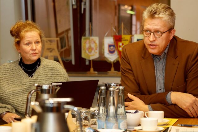 Bergkamens Stadtkämmerin Sandra Diebel und Bürgermeister Bernd Schäfer bei einem Pressegespräch.