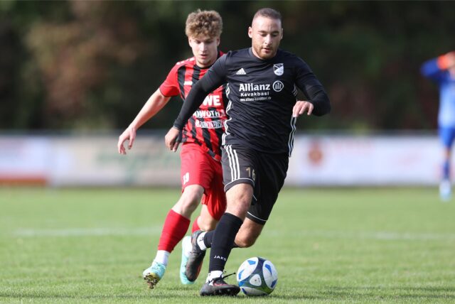 Ein Spieler von Eintracht Werne führt den Ball.