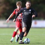 Ein Spieler von Eintracht Werne führt den Ball.