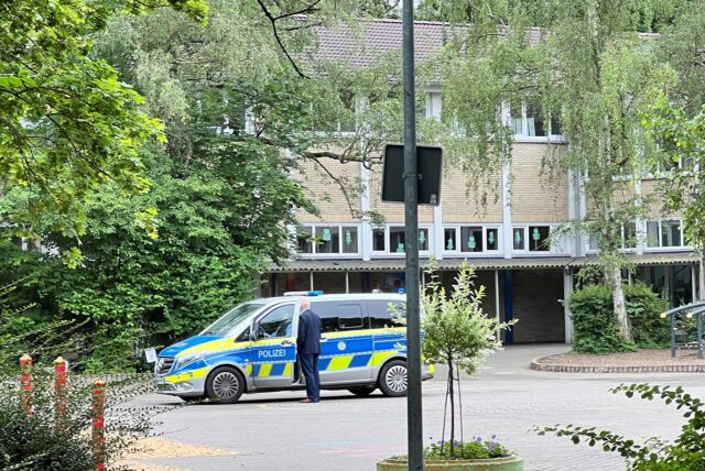 Ein Streifenwagen steht auf dem Schulhof der Grilloschule in Unna-Königsborn.