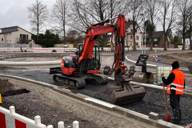 Ein Bagger und ein Bauarbeiter in der Baustelle an der Hertingerstraße in Unna