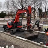 Ein Bagger und ein Bauarbeiter in der Baustelle an der Hertingerstraße in Unna
