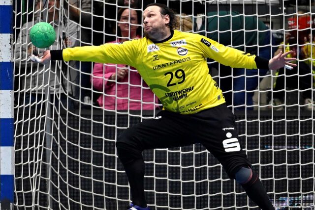 ASV Hamm-Westfalens Torhüter Nikolas Katsigiannis pariert einen Wurf.