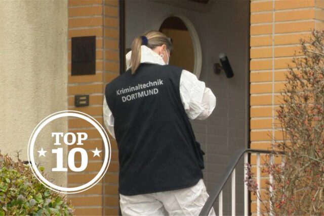 Eine Kriminalpolizistin untersucht den Tatort eines Tötungsdelikts im Dortmunder Stadtteil Westerfilde.