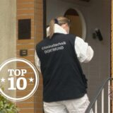 Eine Kriminalpolizistin untersucht den Tatort eines Tötungsdelikts im Dortmunder Stadtteil Westerfilde.